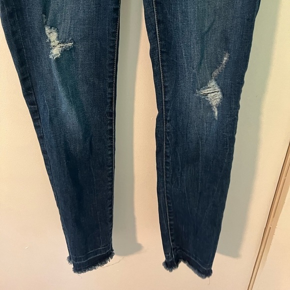 DL1916 Distressed Jess Maternity Jean in Strive - Picture 11 of 12
